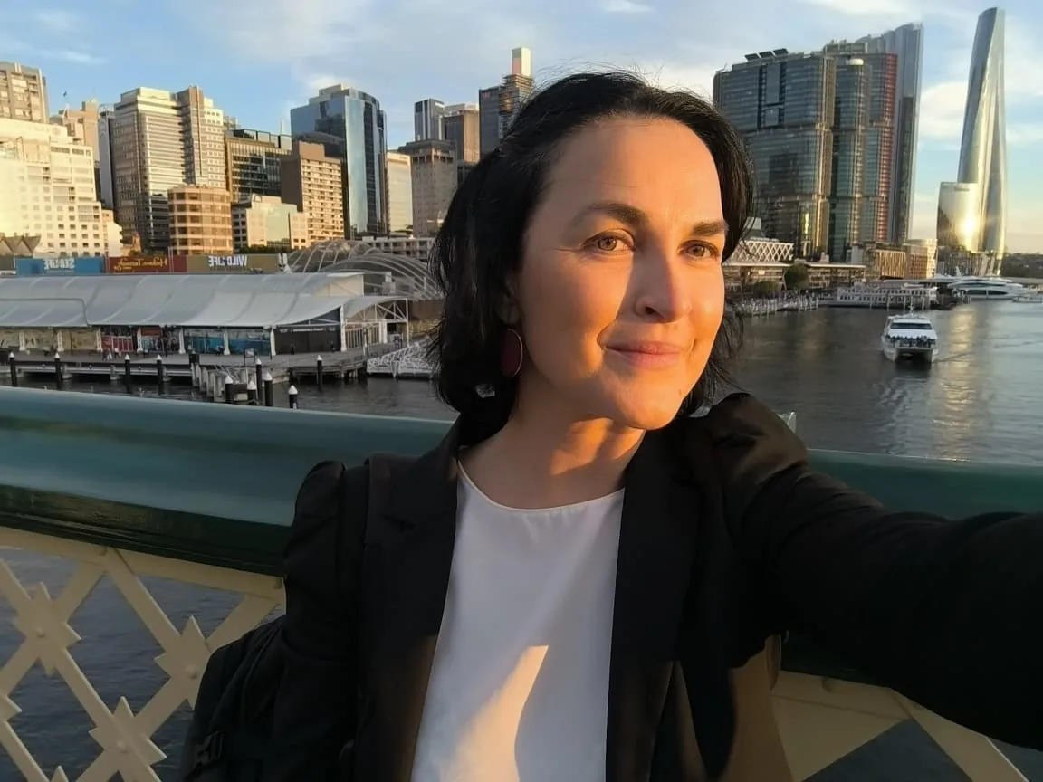 Carmen Gerea en Darling Harbour, Sídney, al atardecer