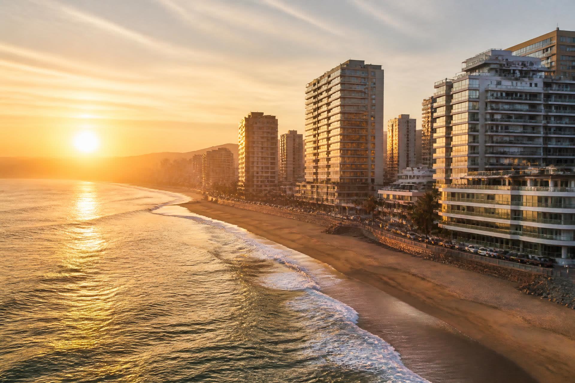 Borde costero de Viña del Mar con edificios frente al Pacífico al atardecer