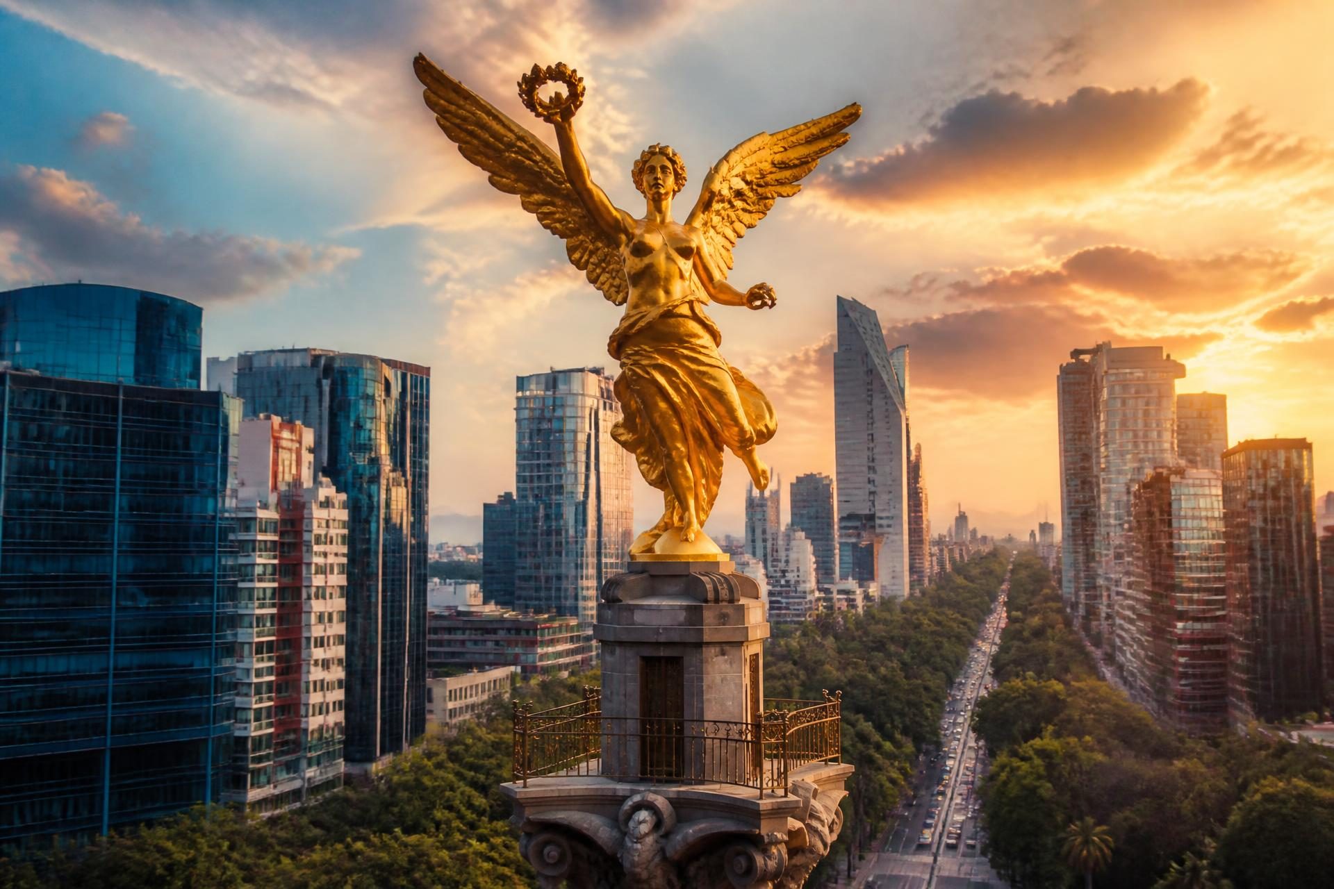 El Ángel de la Independencia sobre Paseo de la Reforma, Ciudad de México, al atardecer