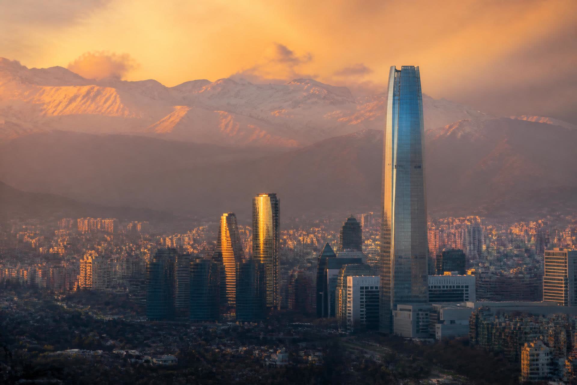 Skyline de Sanhattan en Santiago con la cordillera de los Andes al atardecer