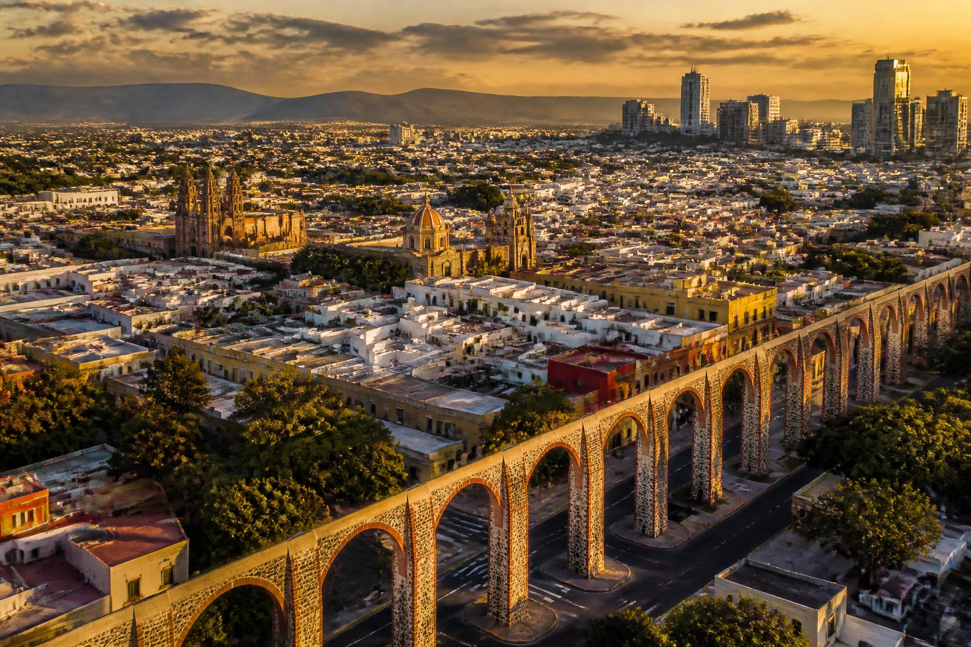 Acueducto de Querétaro y centro histórico con el skyline corporativo al atardecer