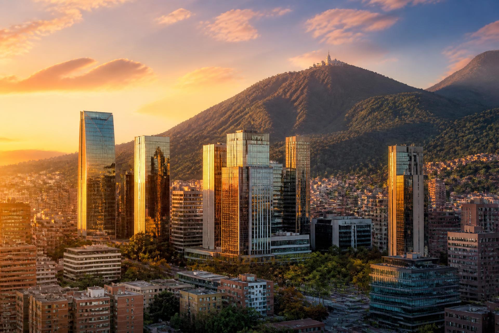 Skyline corporativo de Bogotá con los cerros orientales al atardecer