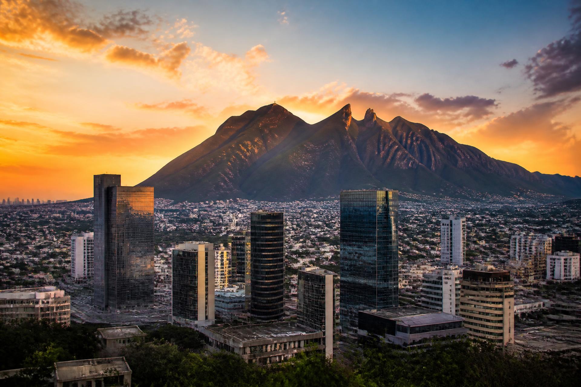 Cerro de la Silla y skyline corporativo de Monterrey al atardecer